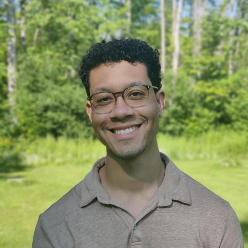 Picture of Miguel, the founder & a full-stack developer.
